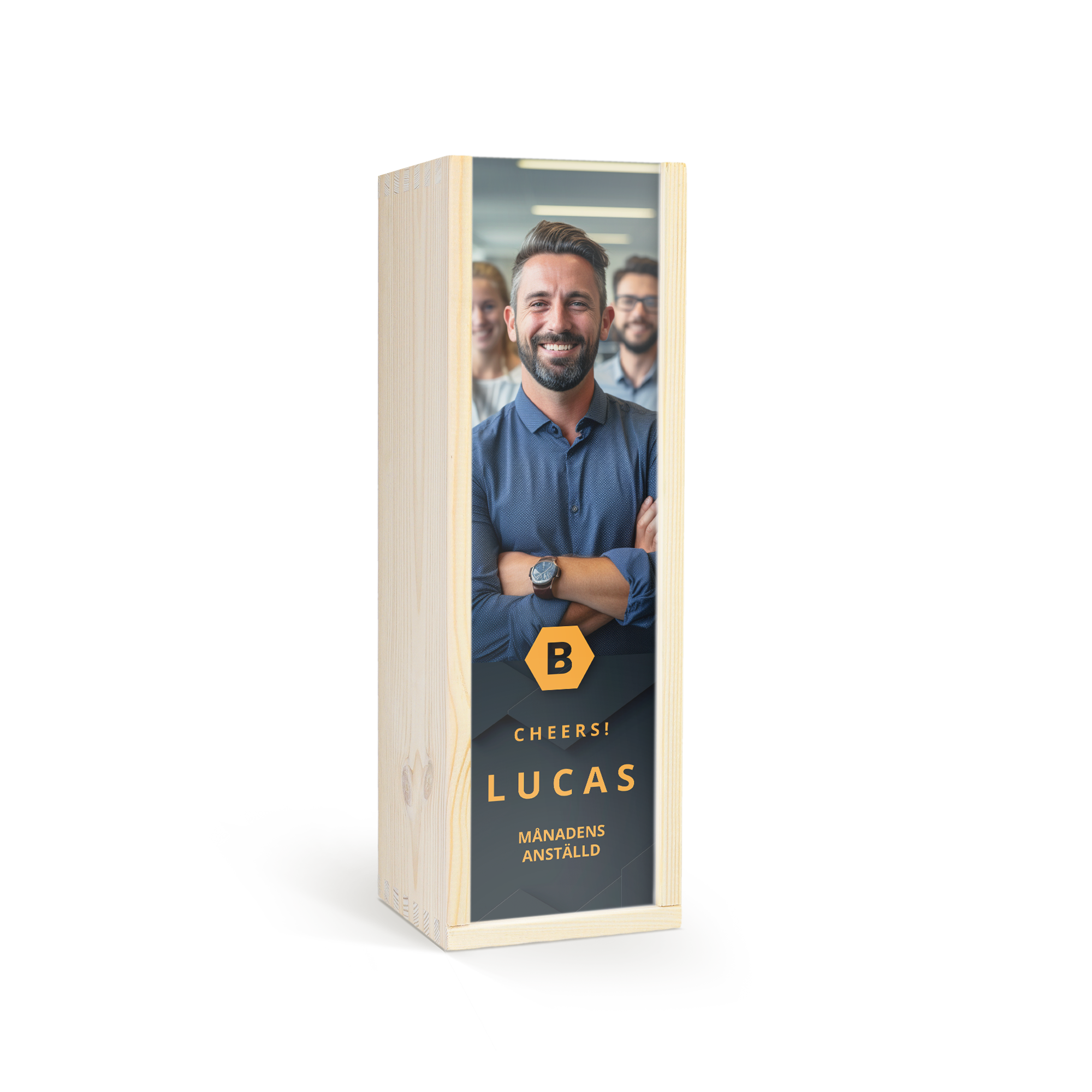 Personlig trälåda för flaska tryckt med foto av leende man, "Cheers!", texten "Lucas" och "Månadens anställd".