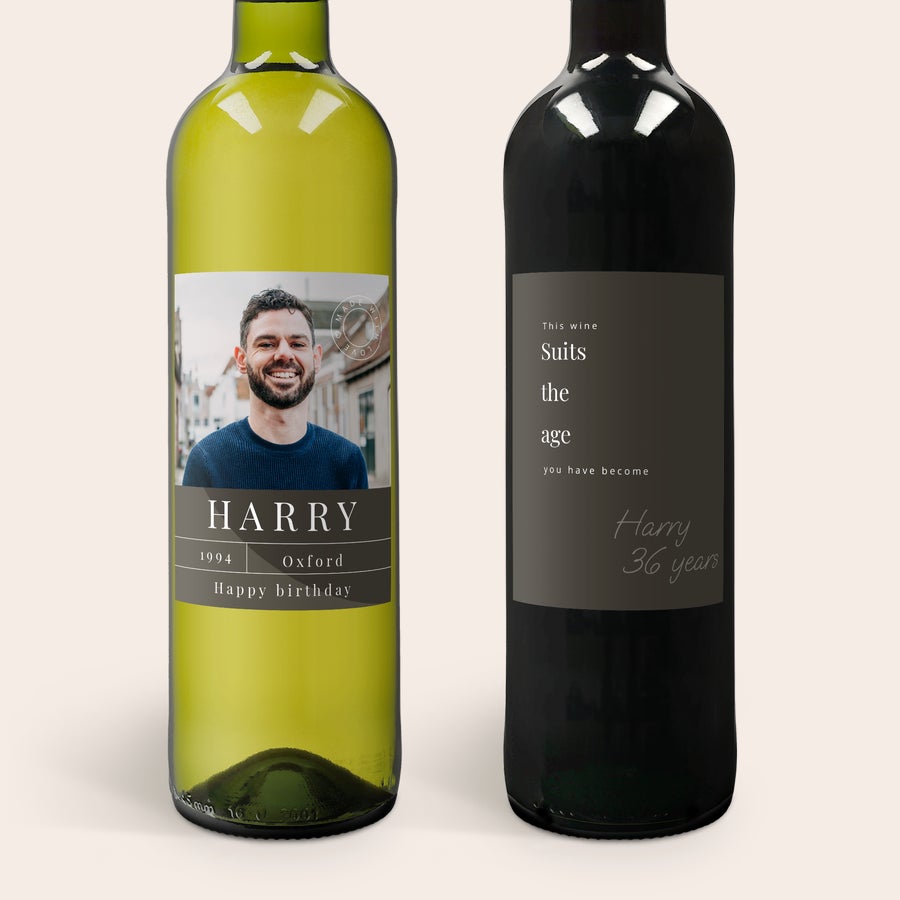 Confezione Vino Personalizzato Maison de la Surprise Confezione personalizzata di vino Maison de la Surprise Sauvignon Blanc e Merlot, etichette personalizzate con foto testo e anno di nascita, una per un compleanno l'altra con dedica This wine suits the age you have become