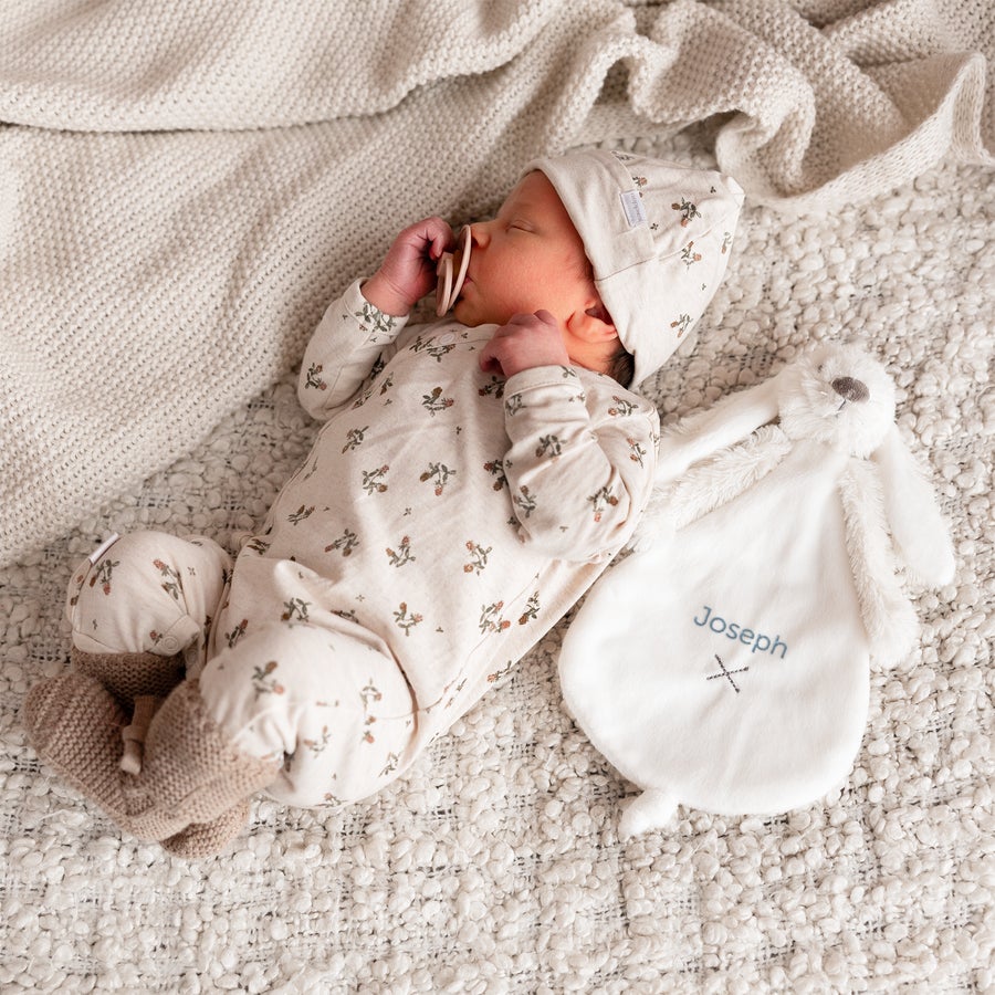 Joli doudou plat Lapin à grandes oreilles en lange avec étiquette, petit  nœud et broderie personnalisée du prénom de bébé fille ou garçon -   Canada