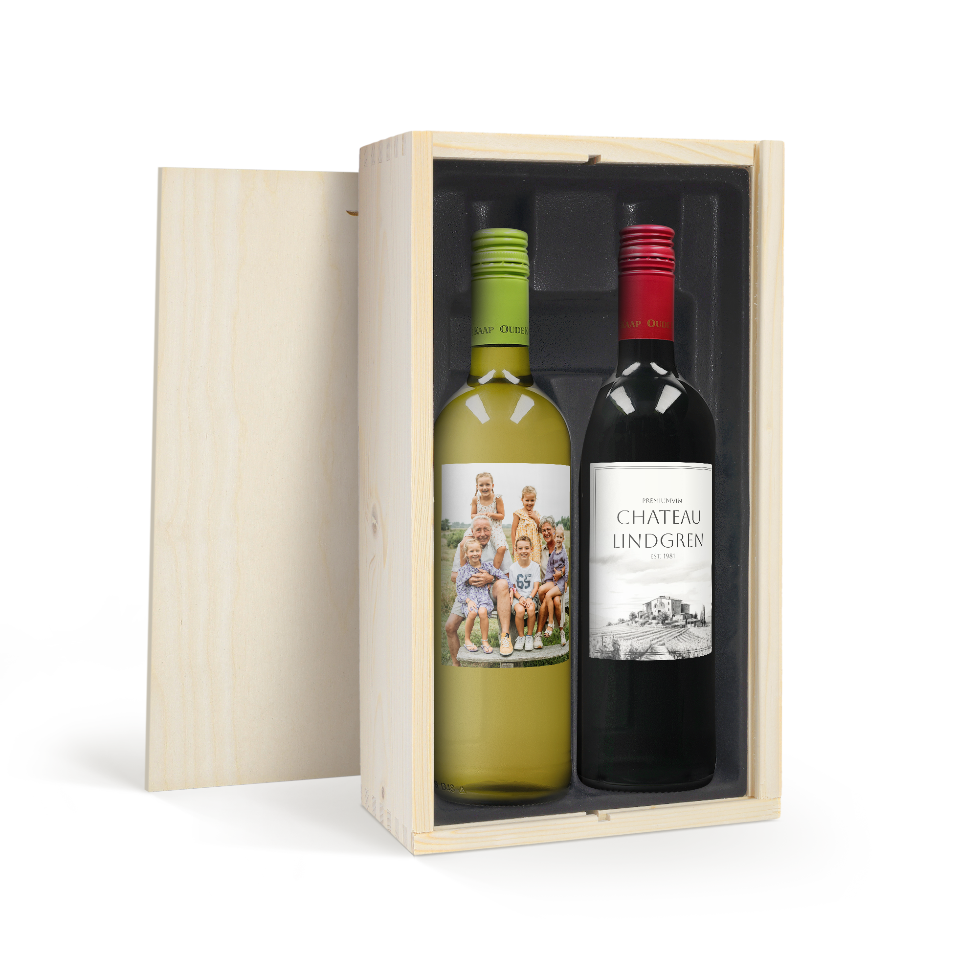 Överraska någon med en trälåda innehållande två viner, ett vitt och ett rött, där det vita vinet har en personlig fotoetikett föreställande en familj.