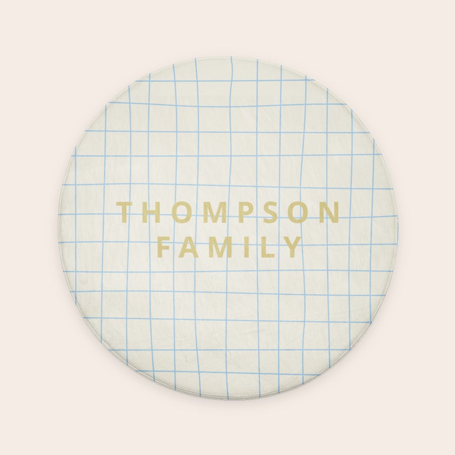 Covoraș de baie personalizat - ø 70 cm Covoraș de baie personalizat, rotund, cu imprimeu carou albastru și textul "THOMPSON FAMILY" auriu