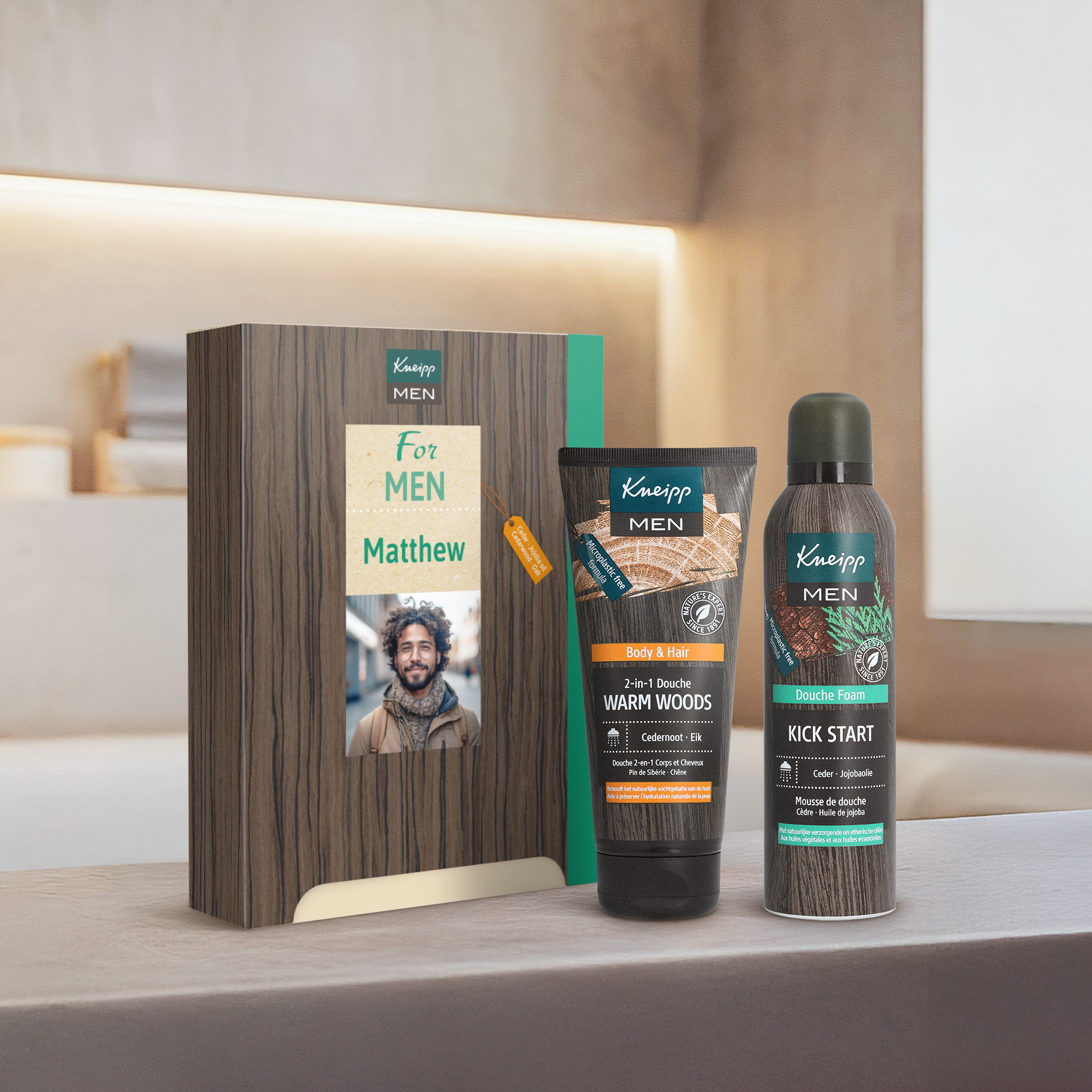Set regalo Kneipp personalizzato per uomo - Design Kneipp con scatola effetto legno, stampato con foto e nome Matthew, include gel doccia 2-in-1 e schiuma doccia.