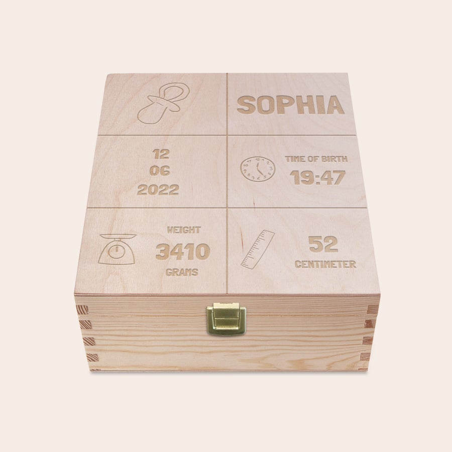 Cutie de memorie personalizata din lemn Cutie de memorie gravată din lemn cu suzetă și date de naștere Sophia 12.06.2022, 19:47, 3410 grame, 52 cm.