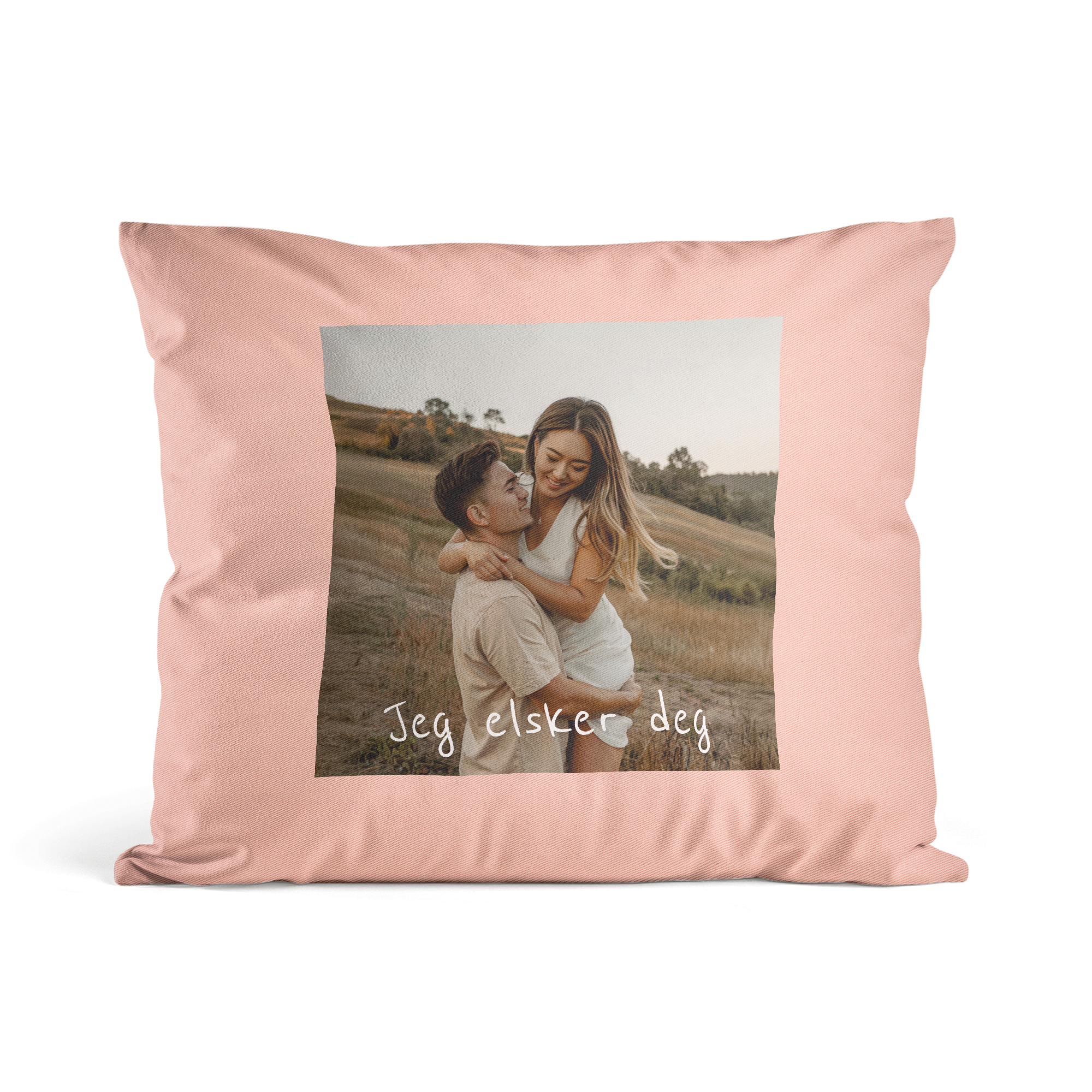 Rosa pute med bilde av et par og teksten Jeg elsker deg, trykt med eget design.