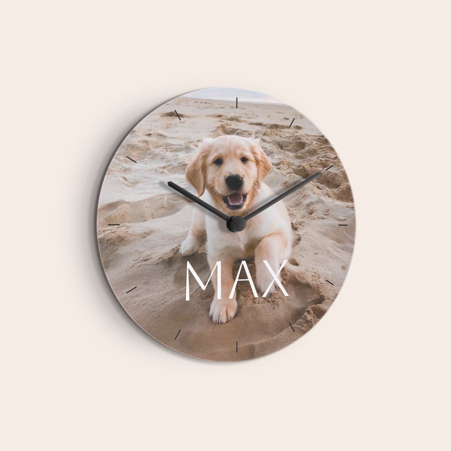 Nástenne hodiny s fotkou Osobné hodiny s fotografiou šteniatka labradora na piesočnatej pláži a s menom Max.