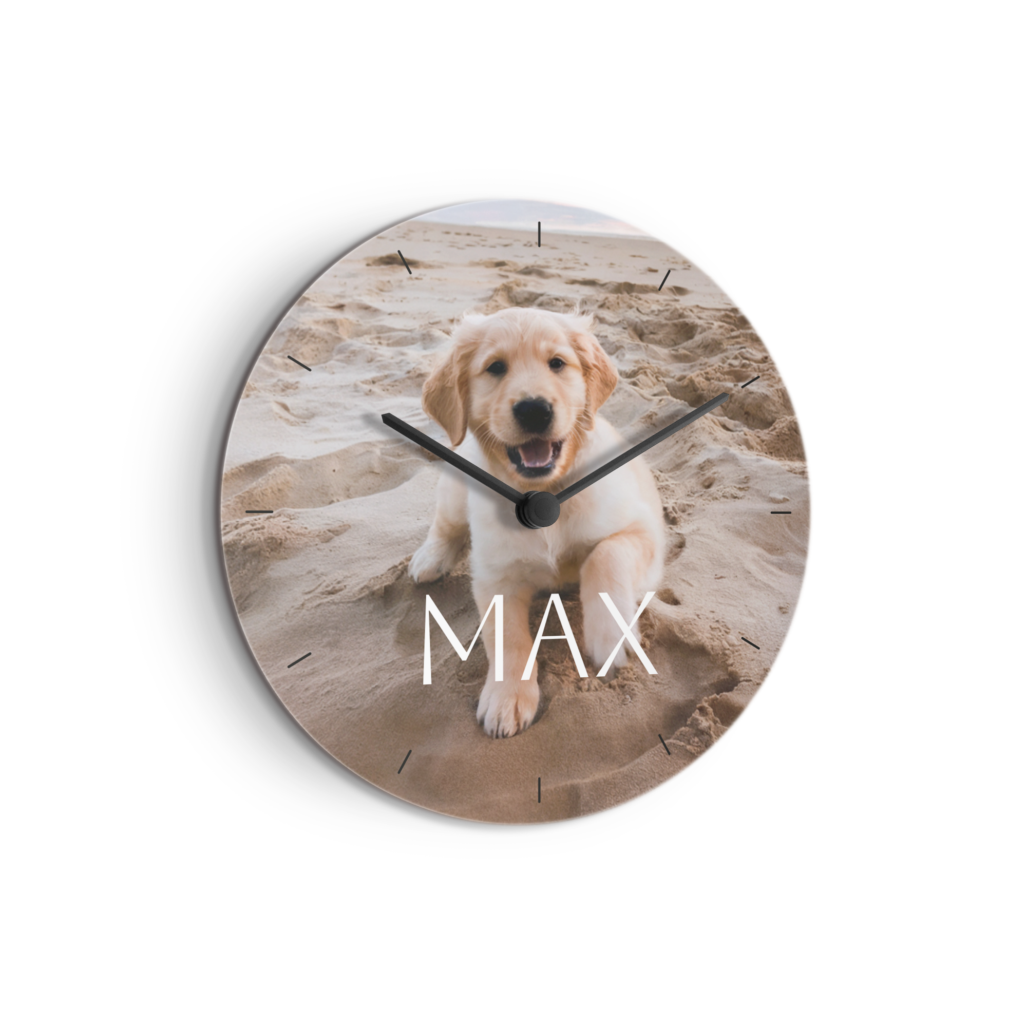 Relógio personalizado redondo com uma foto impressa de um cão e o nome MAX em letras grandes. Crie já o seu próprio relógio personalizado!