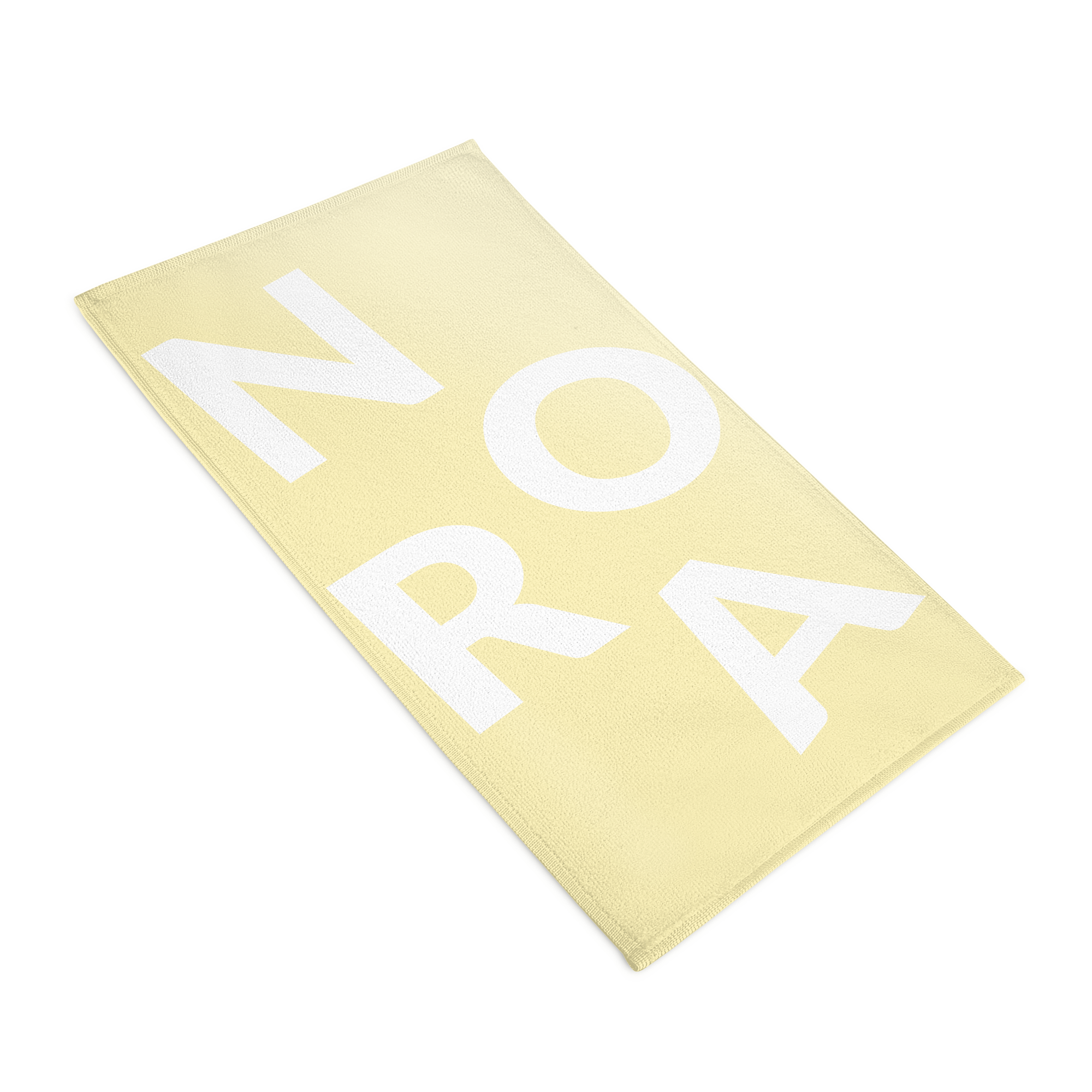 Žlutý personalizovaný ručník s bílým potiskem jména "NORA" potěší tvou milovanou osobu.