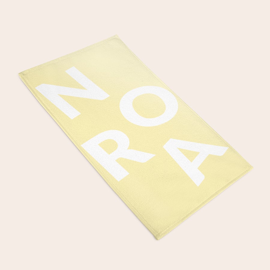 Prosop personalizat Prosop personalizat bej imprimat cu numele NORA, pentru a surprinde-i pe cei dragi.