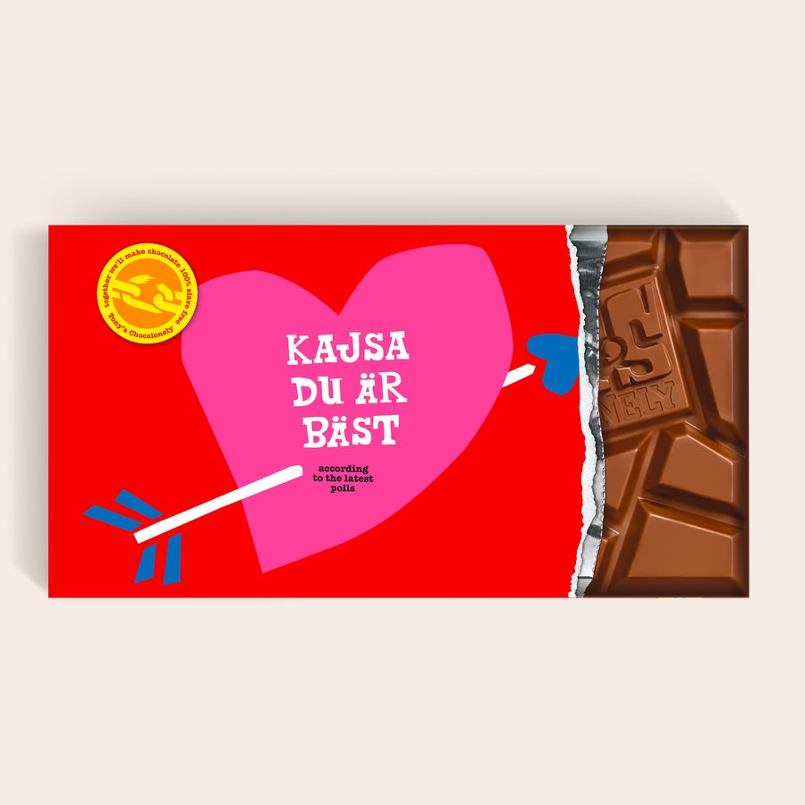 XL Tony's Chocolonely (5 chokladkakor) Personlig XL Tony's Chocolonely chokladkaka med en röd förpackning och ett rosa hjärta med namnet "KAJSA" och texten "DU ÄR BÄST" tryckt på.