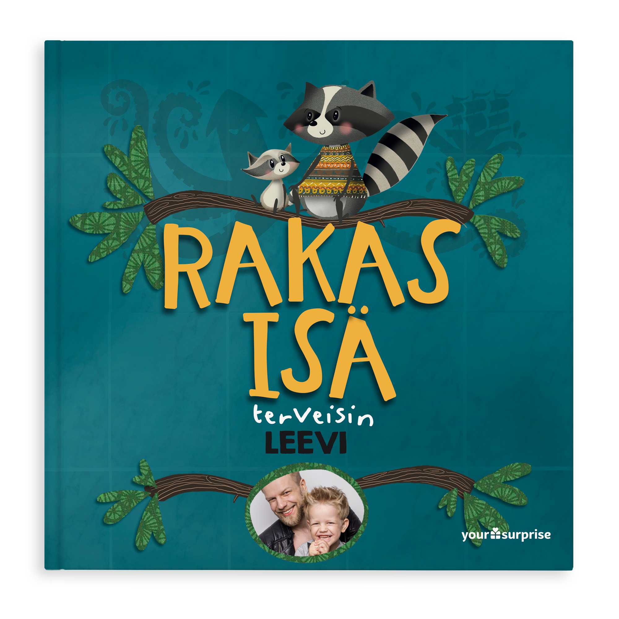 Rakas Isä -kirjan kansi jossa kaksi pesukarhua, teksti Rakas Isä terveisiin Leevi ja painettu kuva isästä ja lapsesta. Tämä yksilöitävä kirja on loistava tapa kertoa isälle, että hän on super-tärkeä!