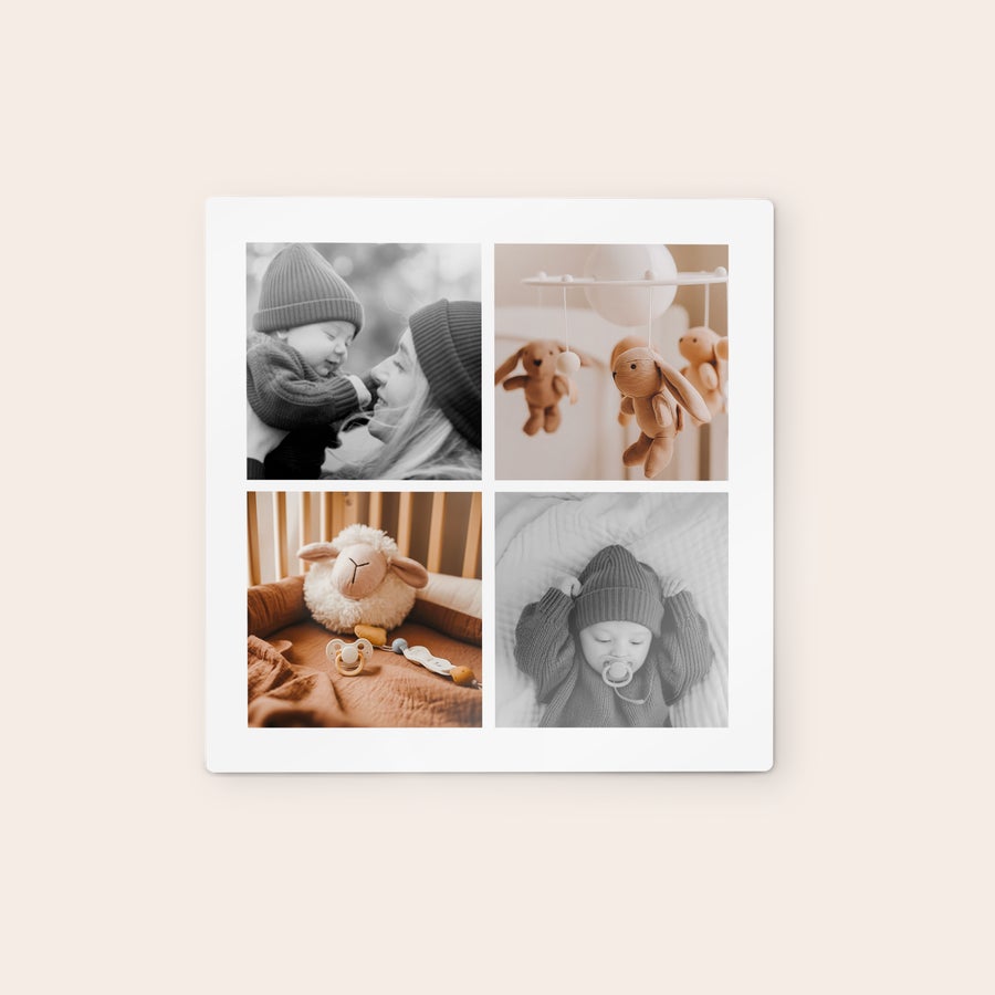Personlige veggpaneler Kunstpanel i tre med fire trykte babybilder i svart-hvitt for å dekorere veggen din med et personlig design.