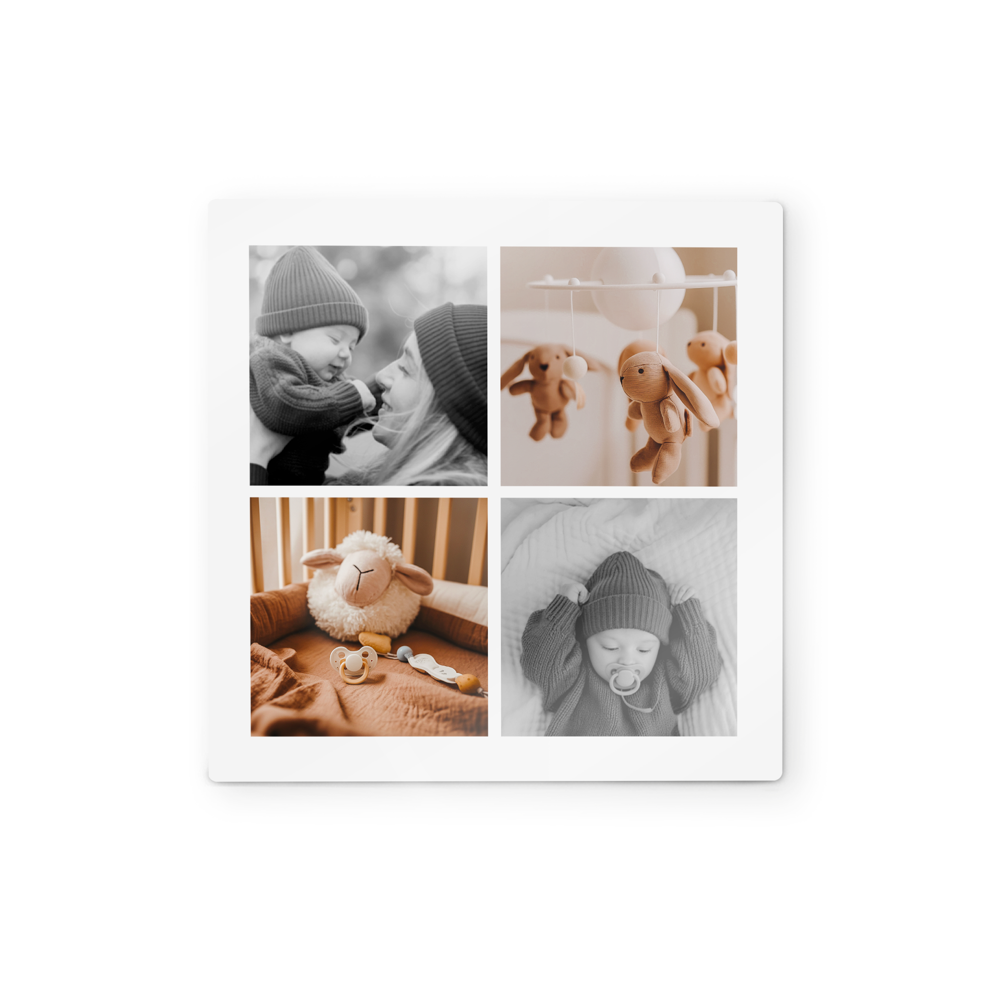 Houten fototegel met vier geprinte foto's van een baby en moeder, een kinderbedje en speeltjes om een herinnering aan de muur te hangen.