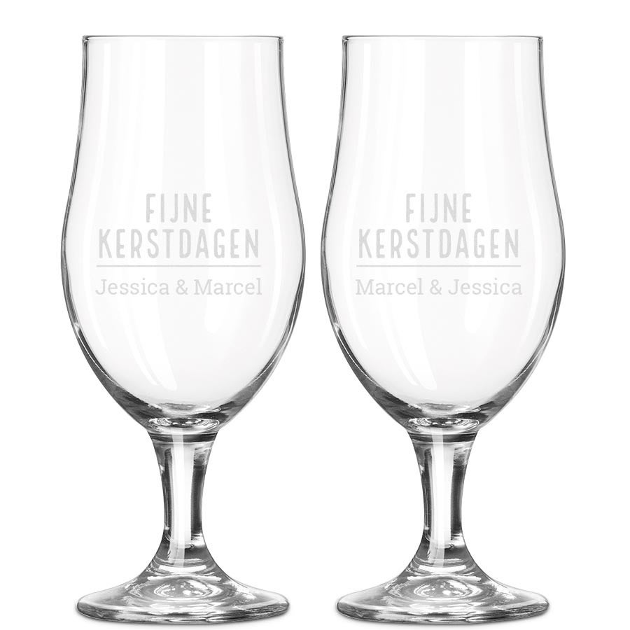 Dva poháre na pivo s gravírovaným textom Fijne Kerstdagen a menami Jessica & Marcel.