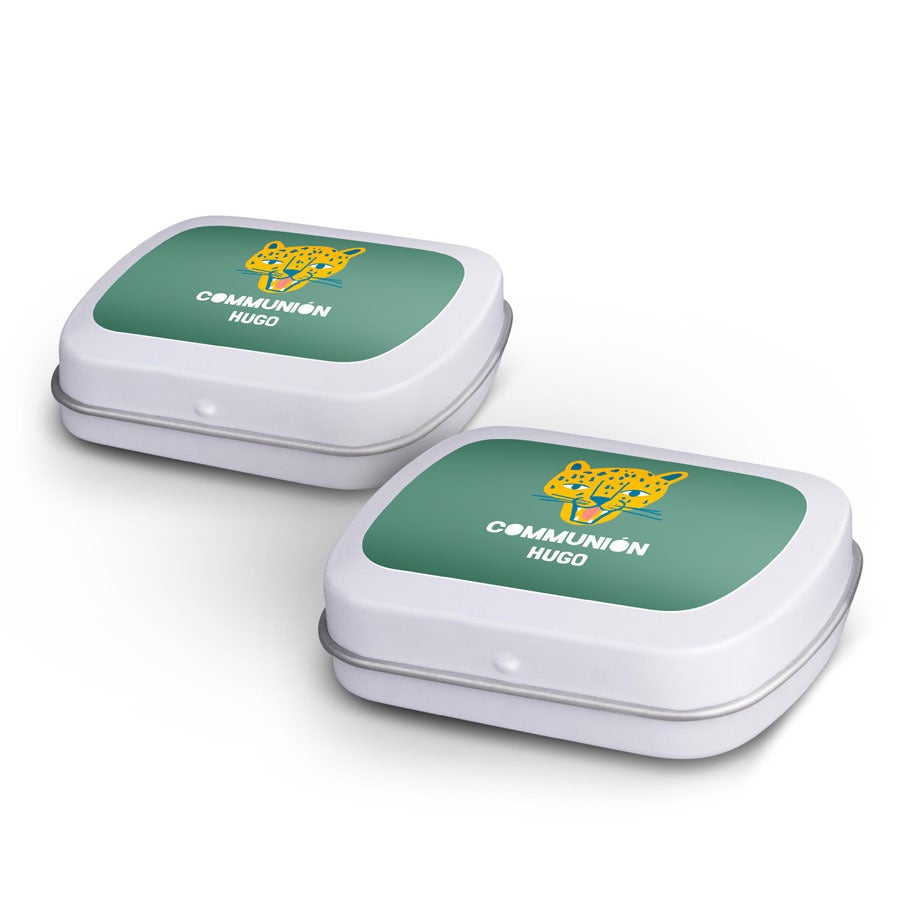 Deux boîtes de menthes poivrées personnalisées avec un motif de léopard et le texte Communion Hugo