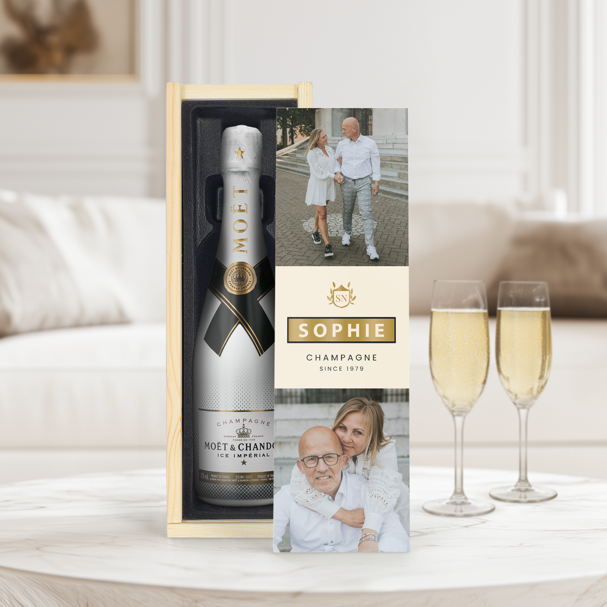 Botella de champán Moët & Chandon en caja de madera personalizada con fotos y texto impresos.
