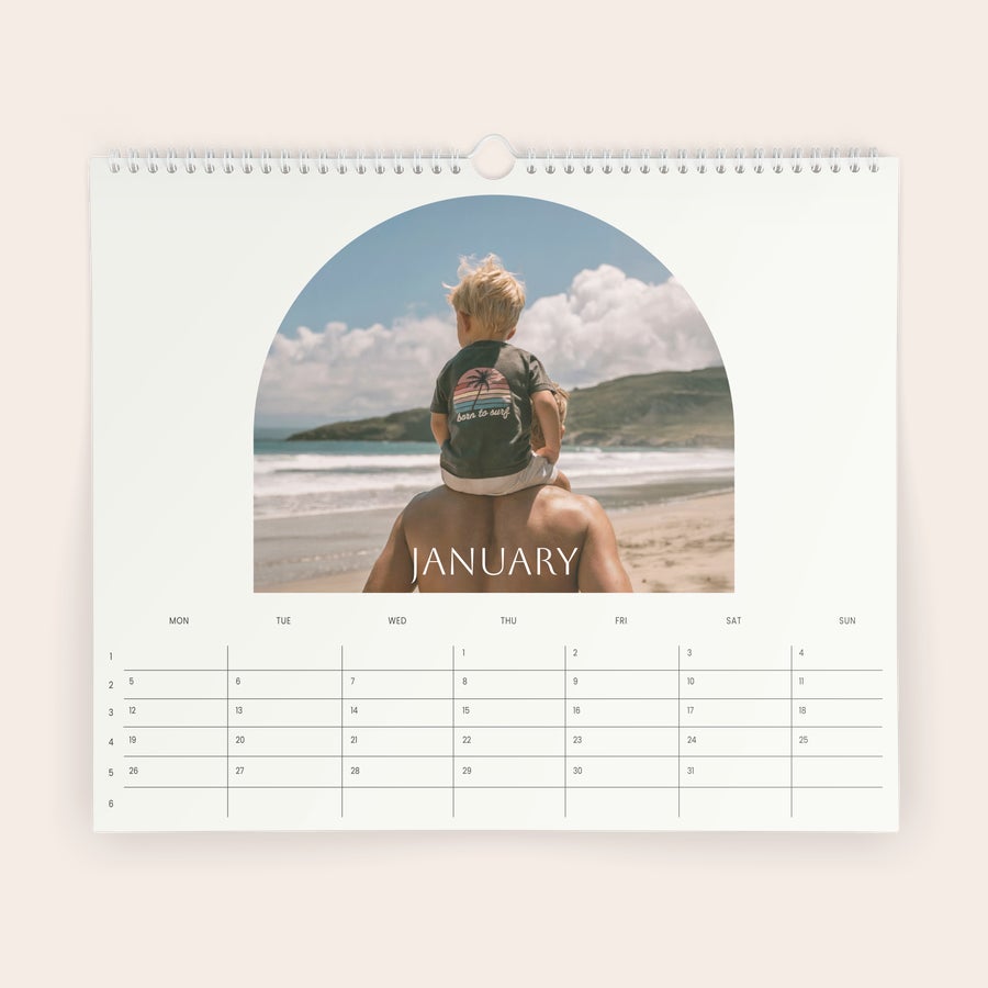 Calendario personalizzato 2026 Calendario personalizzato 2026 con foto di un bambino sulla spiaggia, stampato con le tue immagini.