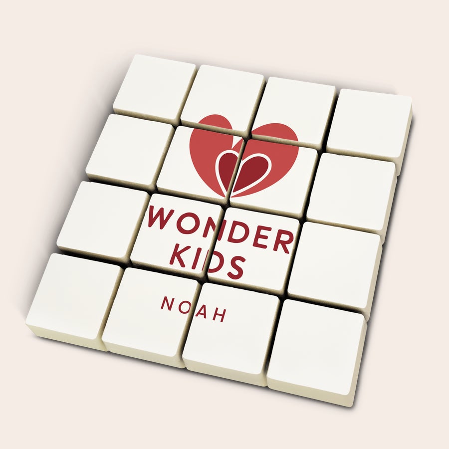 Csokoládé képpel Személyre szabott csokoládé praliné puzzle, "Wonder Kids" és "Noah" szöveggel, valamint szívvel nyomtatva