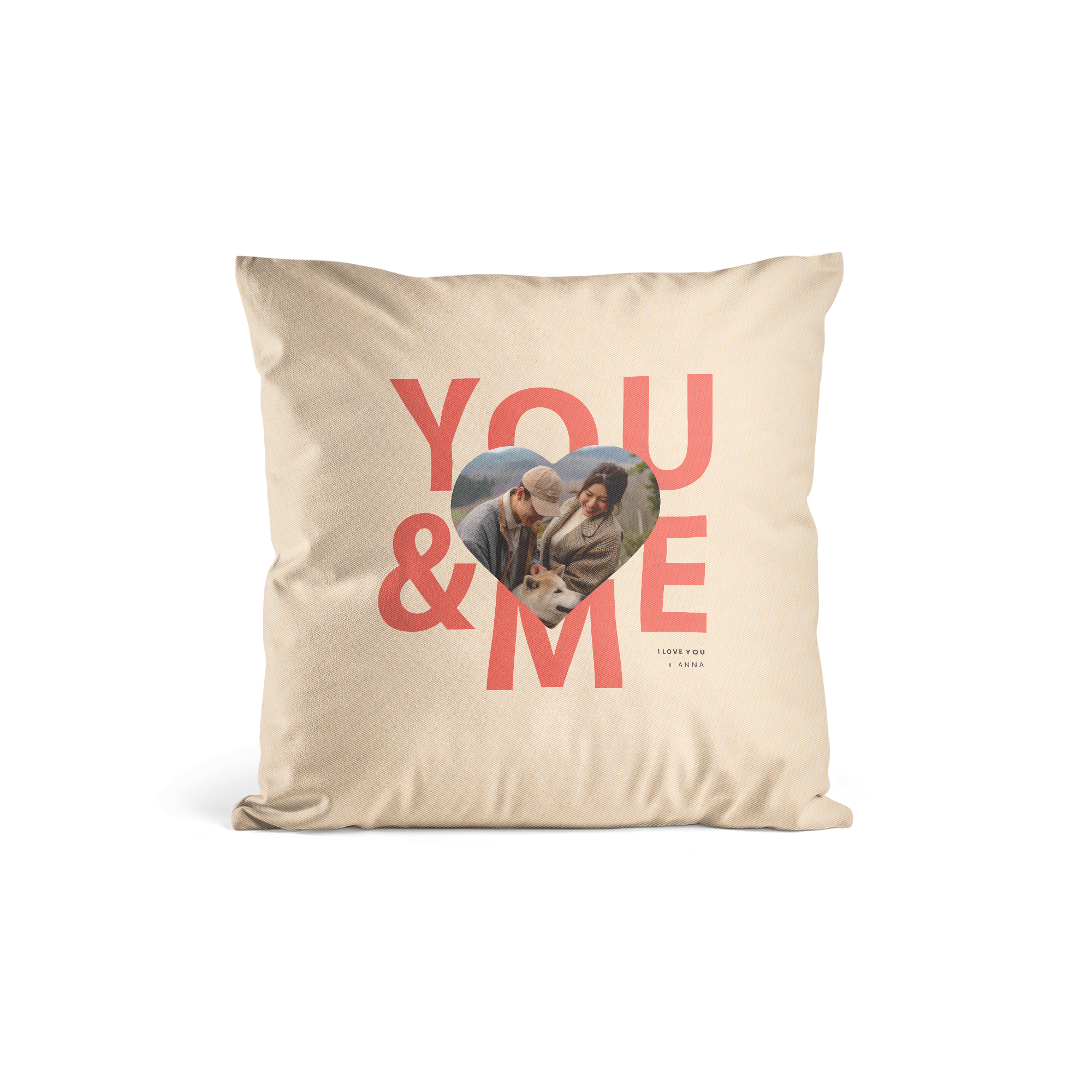 Husă de pernă bej personalizată cu fotografia unui cuplu într-o inimă roșie și textul "YOU & ME", plus textul "I LOVE YOU x ANNA" imprimat. Transformă orice spațiu cu o husă de pernă frumos personalizată.