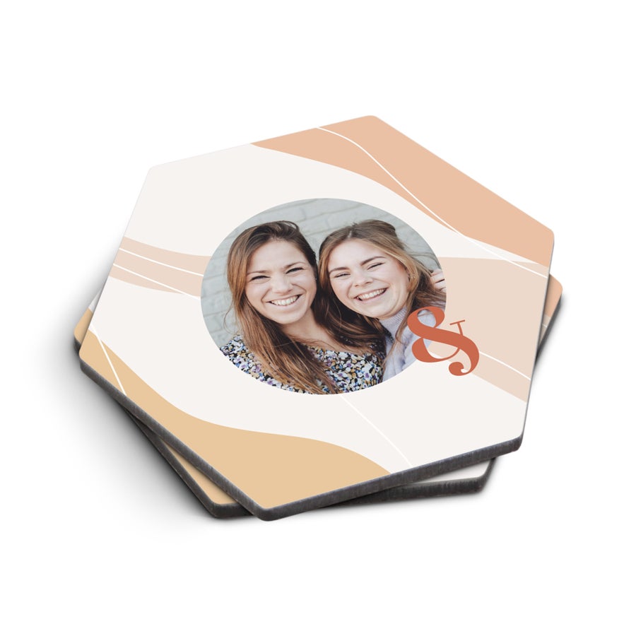 Porta-copos personalizados com foto de duas mulheres e design abstrato, impressos.