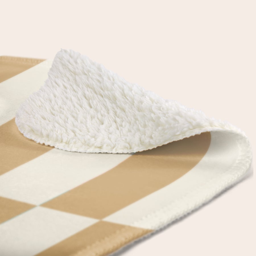 Fleece takaró fotóval Egy puha, személyre szabott polár takaró krém és barna kockás mintával, melyet saját fotóval lehet nyomtatni.