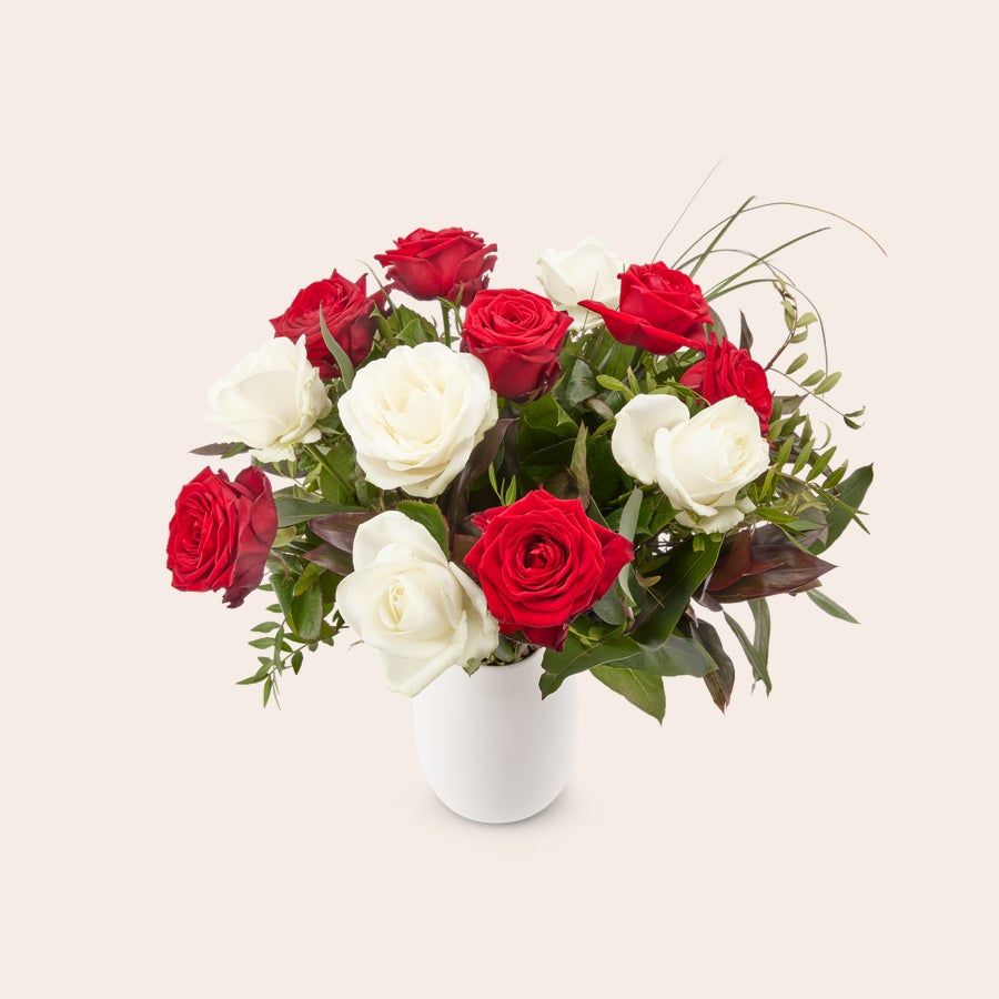 Rode en witte rozen Boeket rode en witte rozen bezorgen met persoonlijk cadeaukaartje