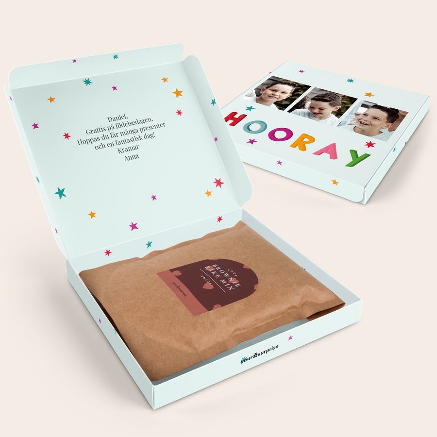 Personlig present med bakmix Personlig presentbox med brownie-bakmix, tryckt med ett foto, meddelande Grattis på födelsedagen och texten Hooray.