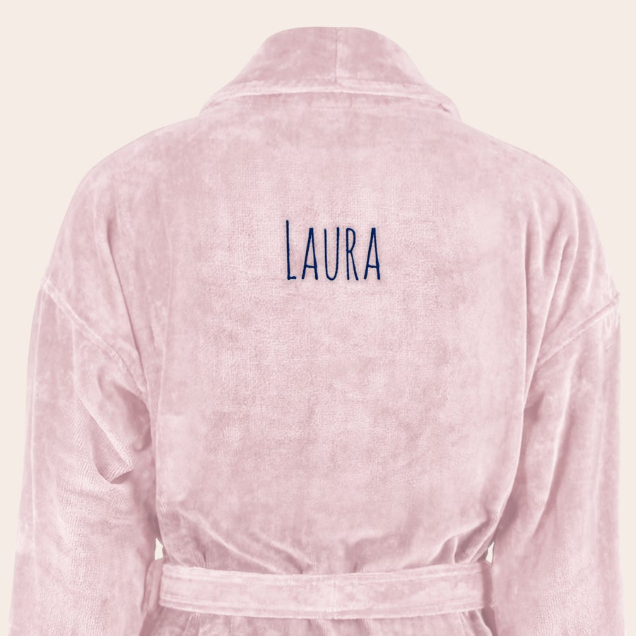 Dame Badekåbe med navn Lyserød luksus morgenkåbe til damer med broderet navn "LAURA" i mørkeblå på ryggen.