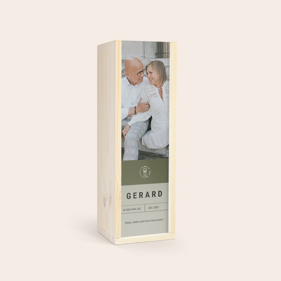 Bier La Trappe Isid'or personaliseren Houten kist met foto bedrukt met stel, naam Gerard, tekst Ik hou van jou en Est. 2001, voor een fles La Trappe.
