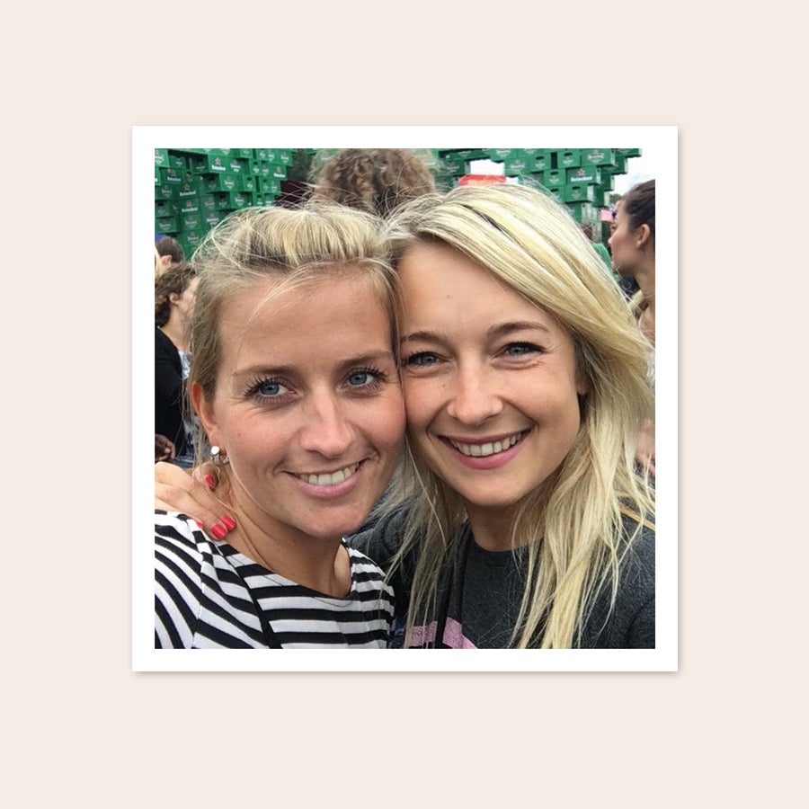 Fotos personalizadas - Cuadradas o estilo retro Fotografía impresa con dos mujeres sonriendo, ideal para imprime tus mejores momentos en fotografías personalizables.