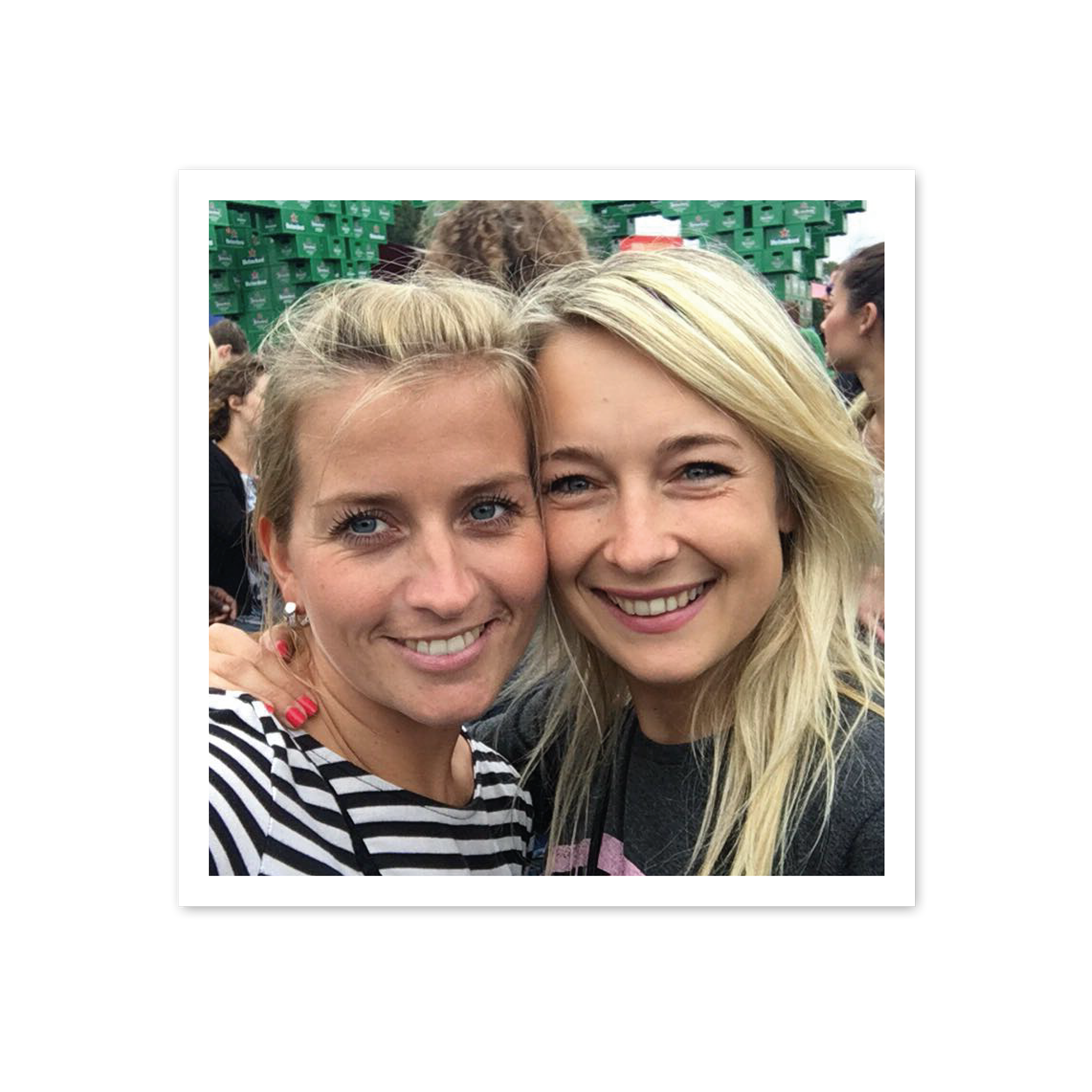 Fotofirkant med to smilende kvinner trykt på, klar til å forevige minner.