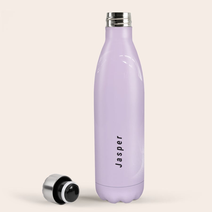 Borraccia per Acqua Bottiglia termica personalizzata viola con nome Jasper stampato verticalmente in nero per aumentare l'idratazione, tappo accanto