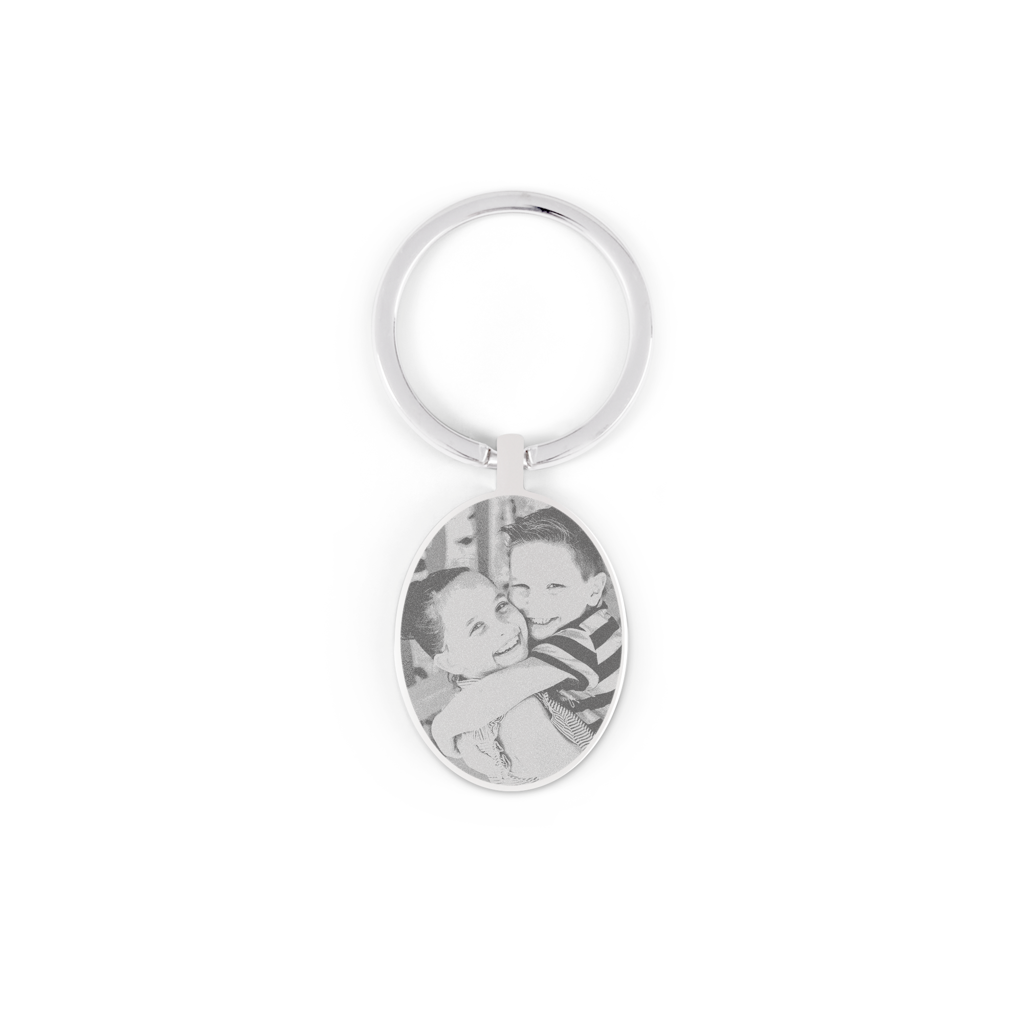 Breloc oval personalizat cu fotografia a doi copii zâmbitori, gravată pe metal.