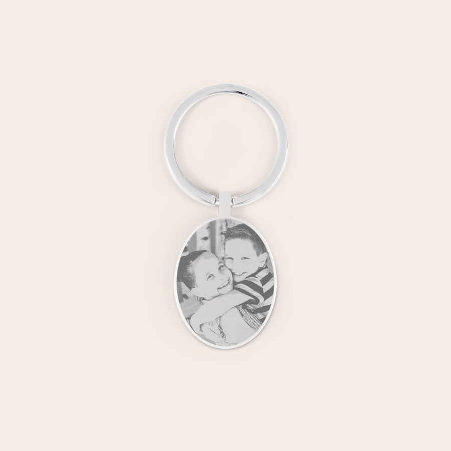 Engraved keyring Oval keyring engraved with a photo of two children hugging, perfect to give as a gift