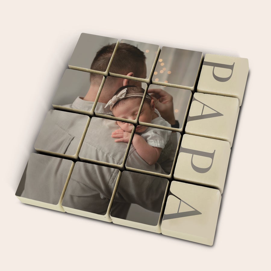Puzzle di Cioccolato con Foto Cioccolatini a praline con foto stampata di un papà che tiene in braccio un neonato e la scritta P-A-P-A, una sorpresa dolcissima personalizzabile