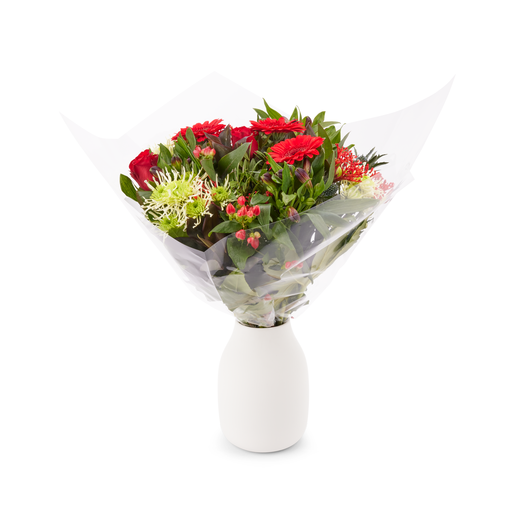 Een prachtig boeket rode bloemen, waaronder rozen en gerbera's, verpakt in folie.