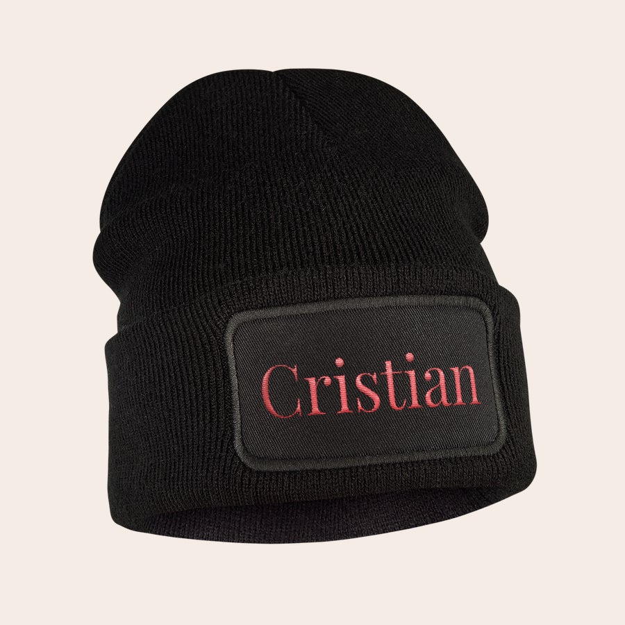 Gorro bordado Gorro de lana negro con el nombre "Cristian" bordado en rojo sobre una etiqueta cosida.