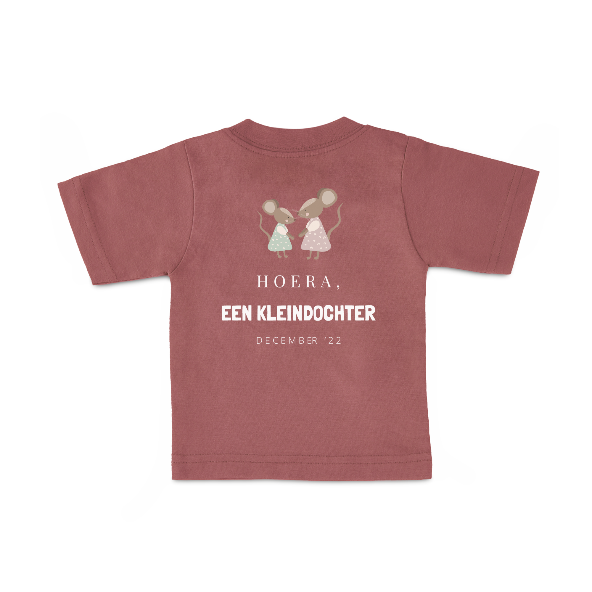 Bordeauxrood baby shirt met twee getekende muizen, bedrukt met de tekst 'Hoera, een kleindochter' en 'december '22'.