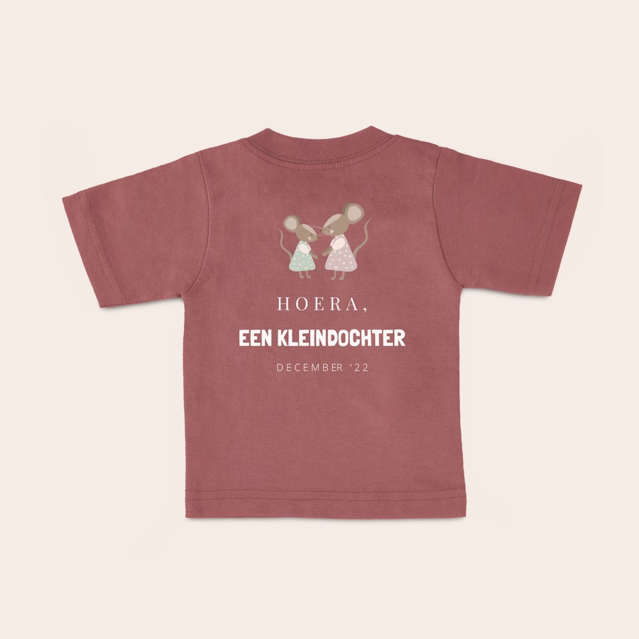 Baby shirt bedrukken Bordeauxrood baby shirt met twee getekende muizen, bedrukt met de tekst 'Hoera, een kleindochter' en 'december '22'.