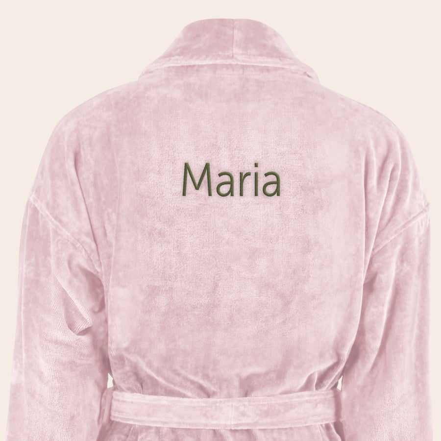 Badekåpe for kvinner med navn Myk rosa badekåpe brodert med navnet Maria i grønn tråd bak på ryggen, med midjebelte.