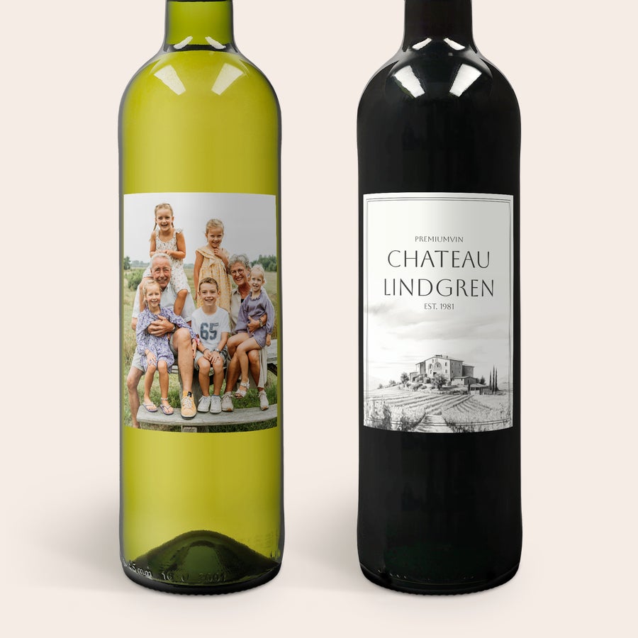 Personlig Maison de la Surprise Vinpresent Vitt och rött vin med personliga etiketter, det vita vinet har ett familjefoto och det röda vinet har texten Chateau Lindgren.