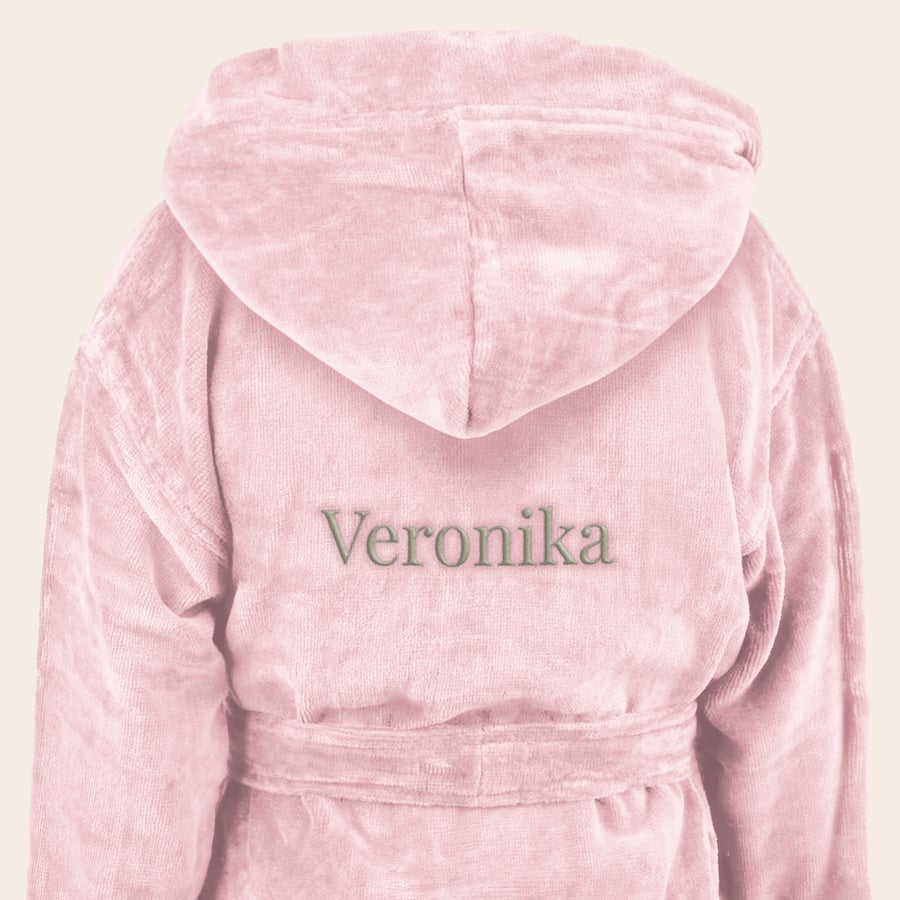 Bademantel Kind mit Namen Rosa Kinderbademantel mit Kapuze, auf der Rückseite mit dem Namen Veronika bestickt.