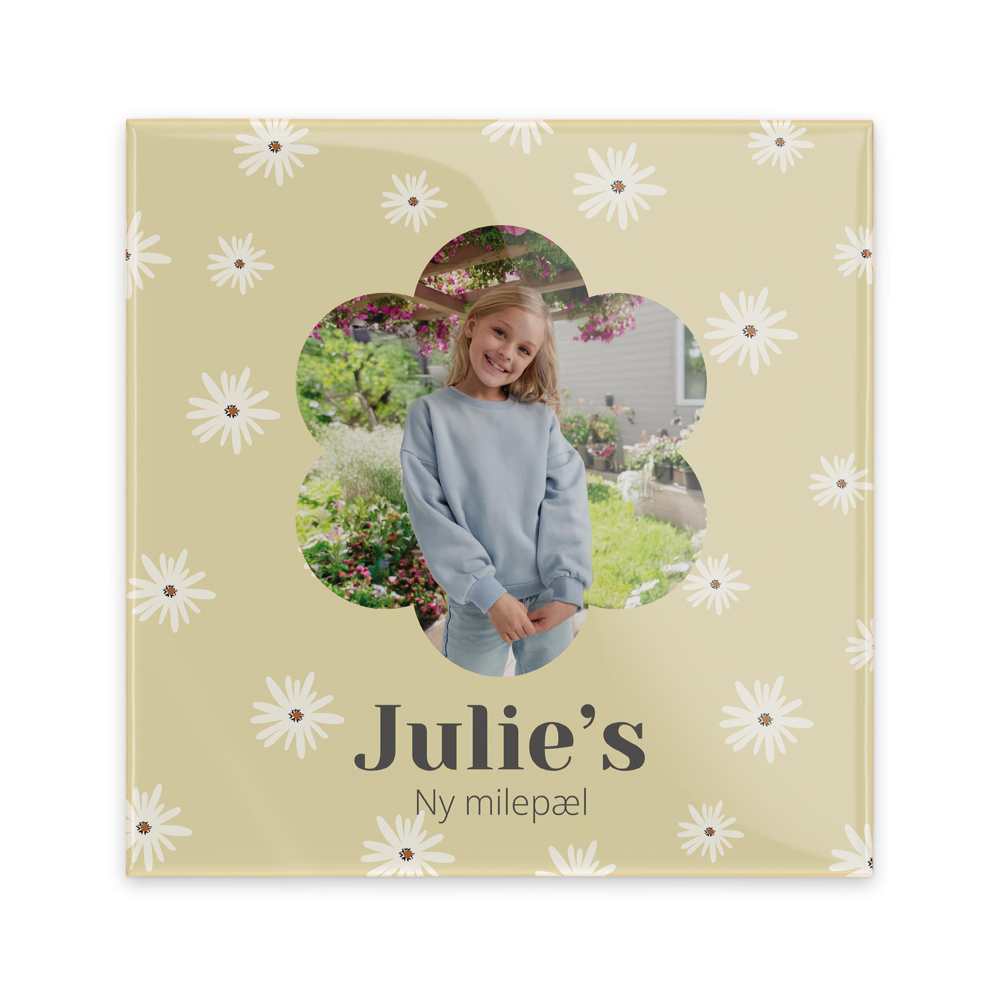 Personlig flis med bilde av en ung jente og teksten "Julie's Ny milepæl", printet med daisy-bakgrunn.