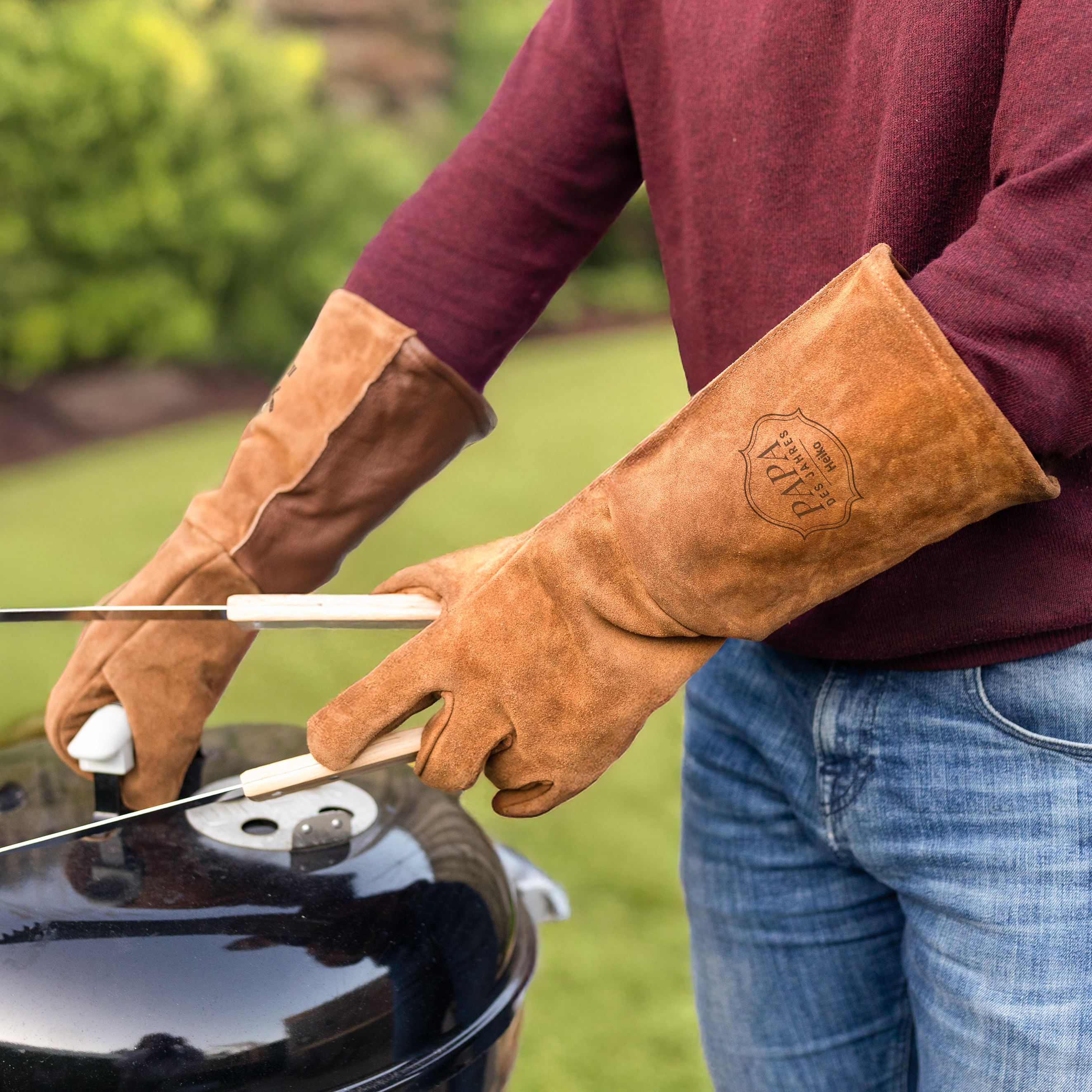 Ofenhandschuhe aus Leder mit Gravur "PAPA DES JAHRES HEIKO", beim Grillen genutzt