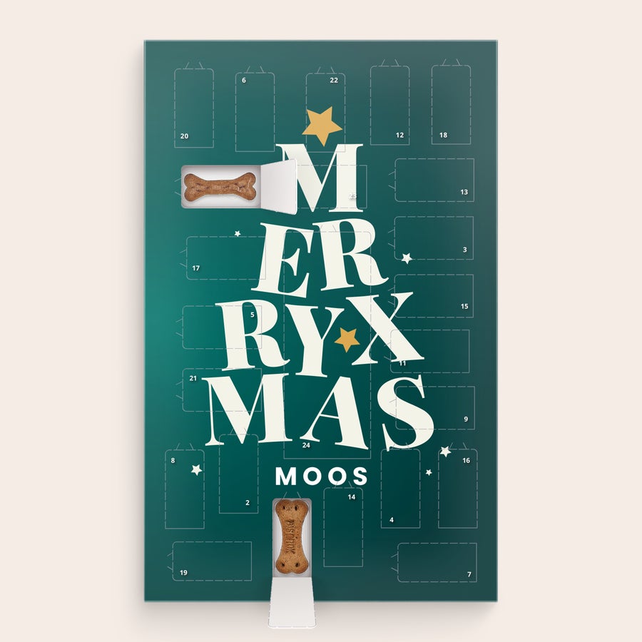 Personalizovaný adventný kalendár pre psov - Pedigree Personalizovaný adventný kalendár pre psov s nápisom MERRYXMAS a menom Moos, s otvorenými okienkami a maškrtami.