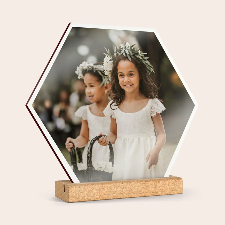 Panou din lemn cu fotografie Placă foto hexagonală din lemn, personalizată cu fotografia a două fetițe zâmbitoare și coroane florale