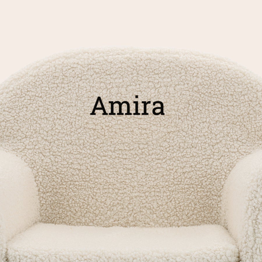 Cadeira de tecido de peluche para crianças Cadeira de pelúcia infantil personalizada na cor creme, com nome Amira bordado no encosto, assento fofinho para crianças.