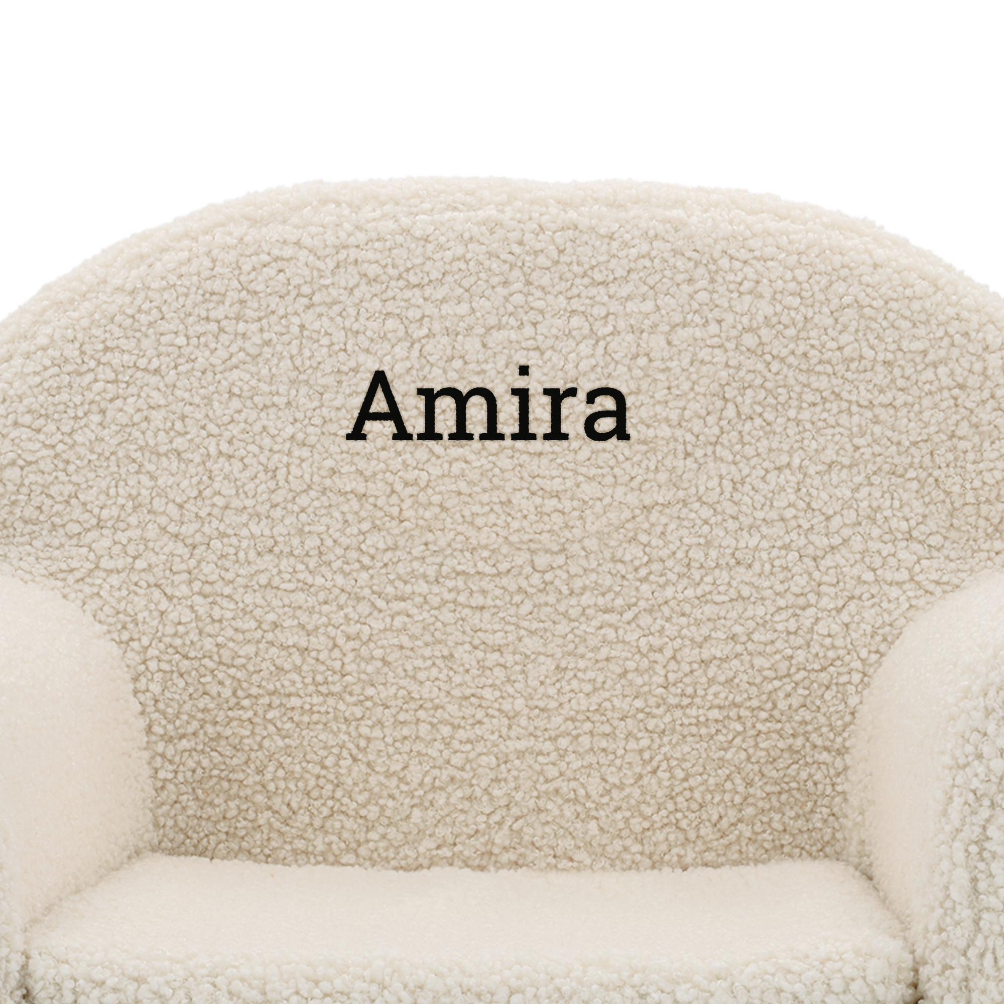 Poltrona Teddy personalizzata per bambini con nome Amira ricamato in nero, seduta morbida in tessuto bouclé e schienale avvolgente