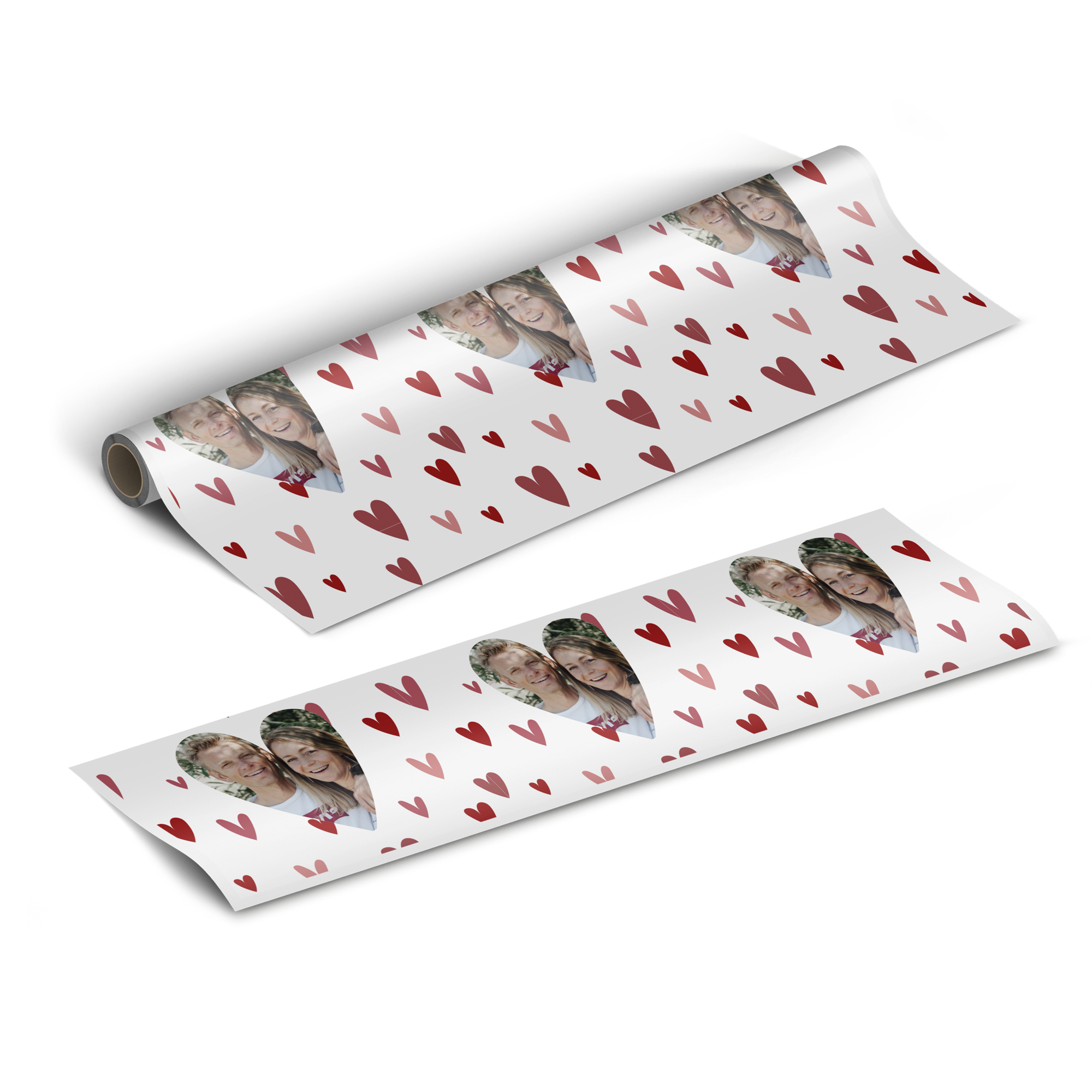 Personalisiertes Geschenkpapier mit rotem Herzmuster und einem gedruckten Foto von zwei lächelnden Personen