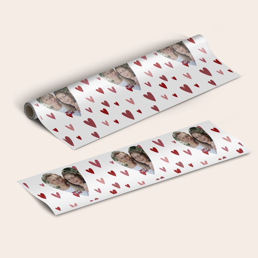 Personalisiertes Geschenkpapier Personalisiertes Geschenkpapier mit rotem Herzmuster und einem gedruckten Foto von zwei lächelnden Personen