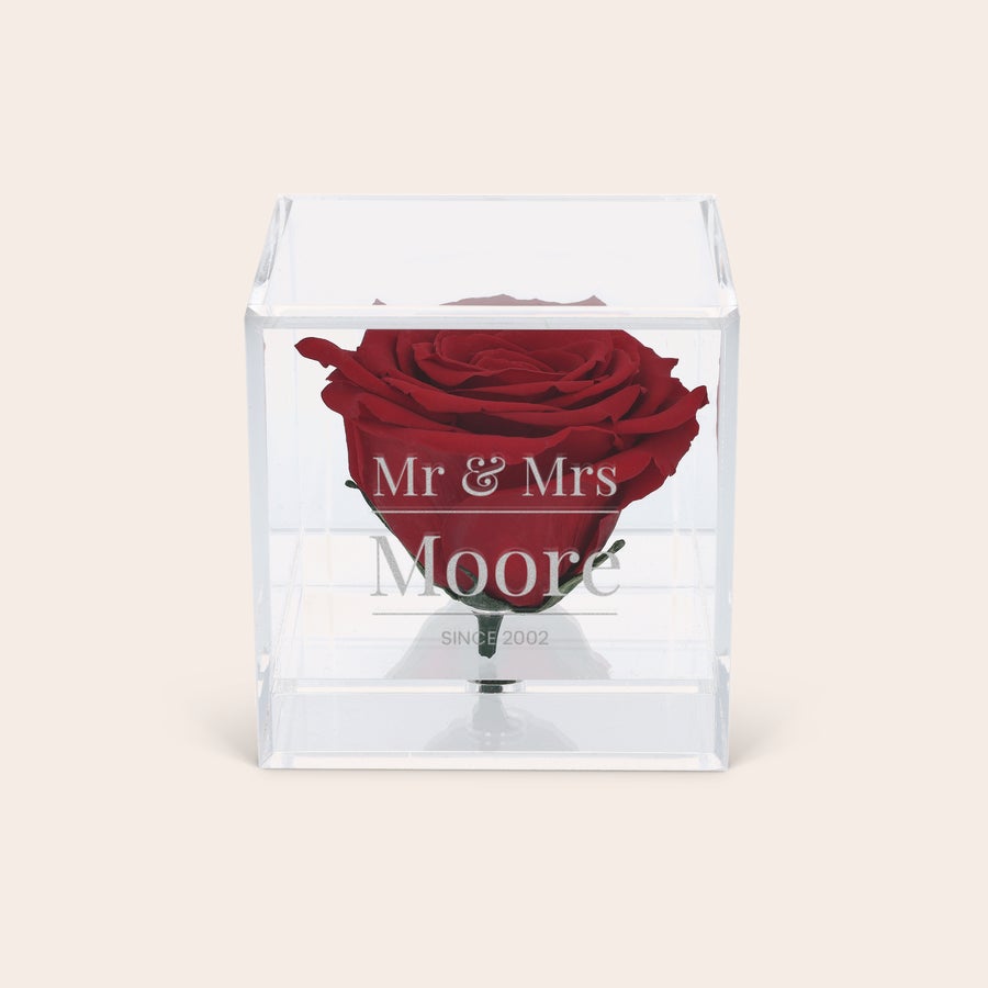 Rosa eterna en estuche de plexiglás grabado Rosa eterna roja dentro de un estuche de plexiglás grabado con el texto "Mr & Mrs Moore SINCE 2002" para una declaración de afecto atemporal.